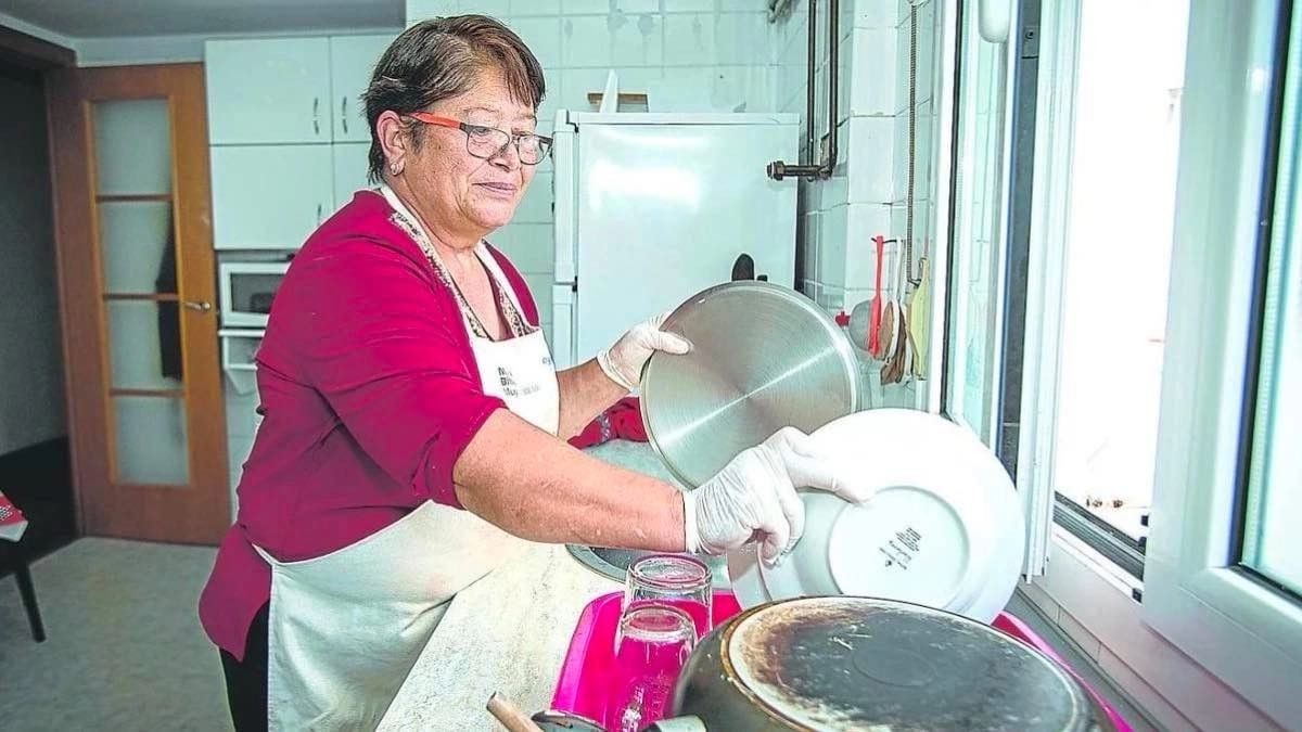 Una empleada de hogar