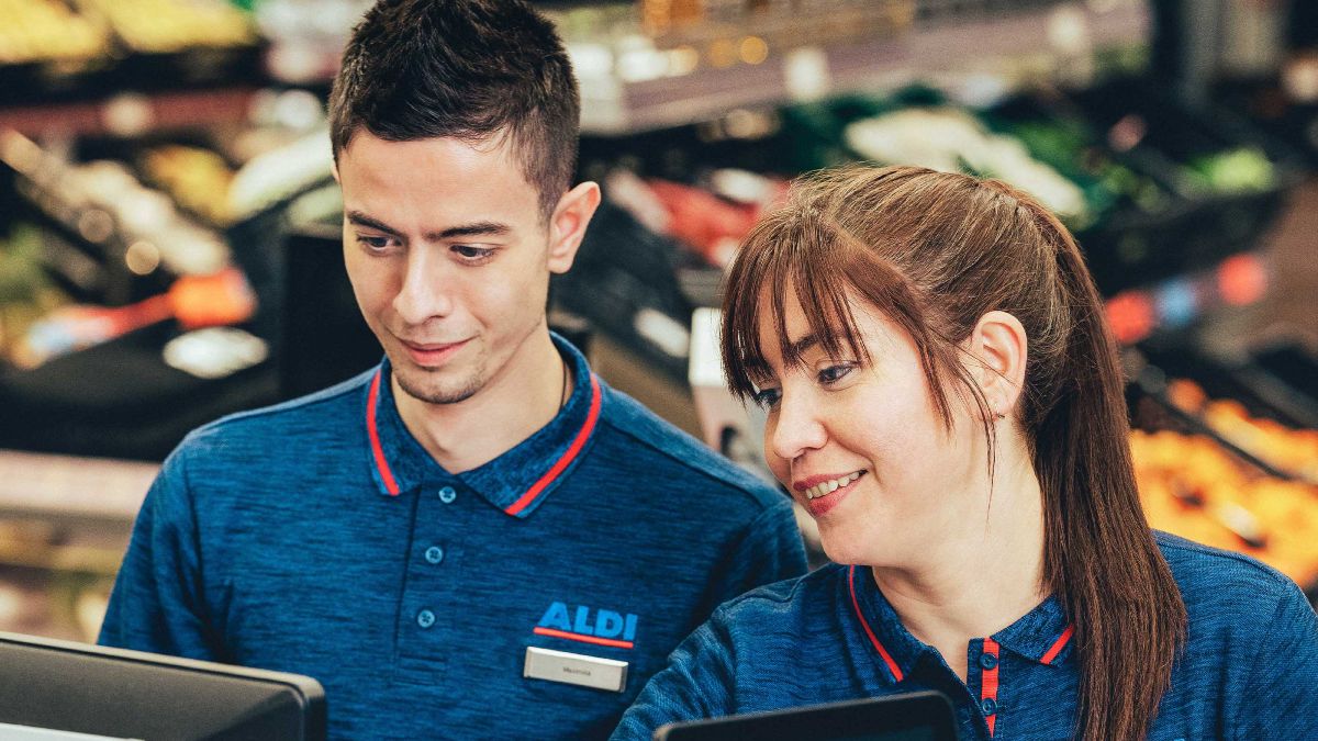 dos trabajadores de la cadena de supermercados Aldi