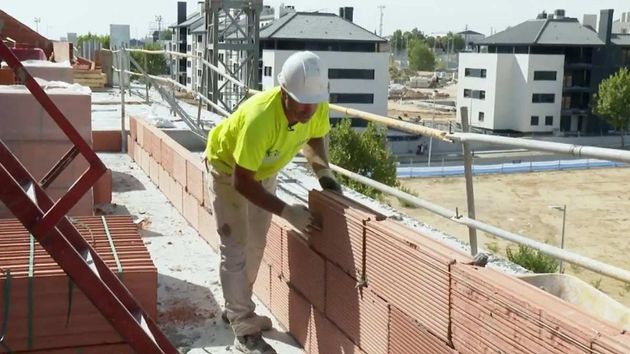 Un albañil de 57 años habla claro sobre la falta de obreros en la construcción: "Me levanto a las 5 y llego a las ocho de la tarde"