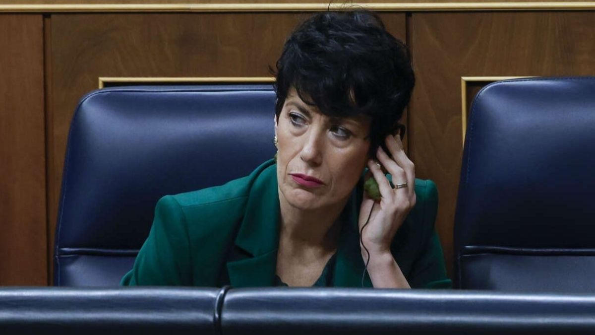 La ministra de Seguridad Social, Elma Saiz, con la mano en la cabeza