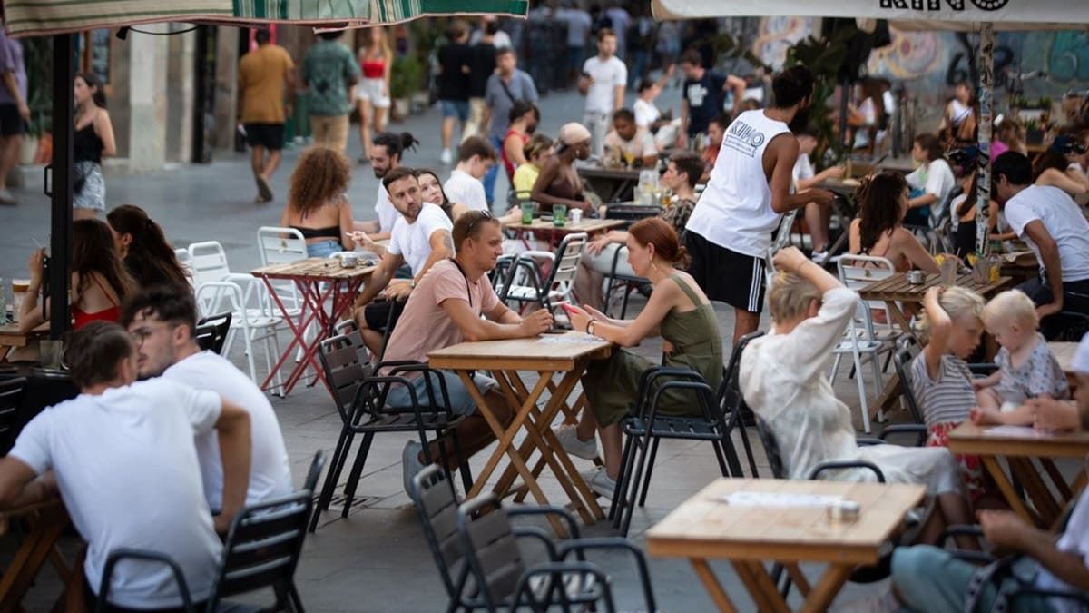 Varias personas sentadas en terrazas