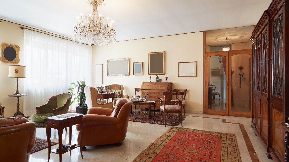 El salón de una vivienda con muebles antiguos