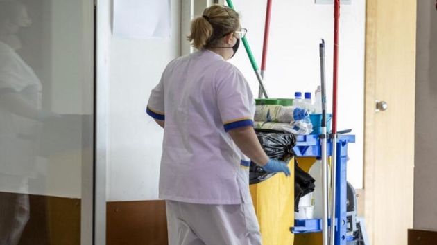 Despedido un limpiador que trabajaba en Alcampo por esconder atún, mayonesa y jamón en su carrito de productos de limpieza: es procedente