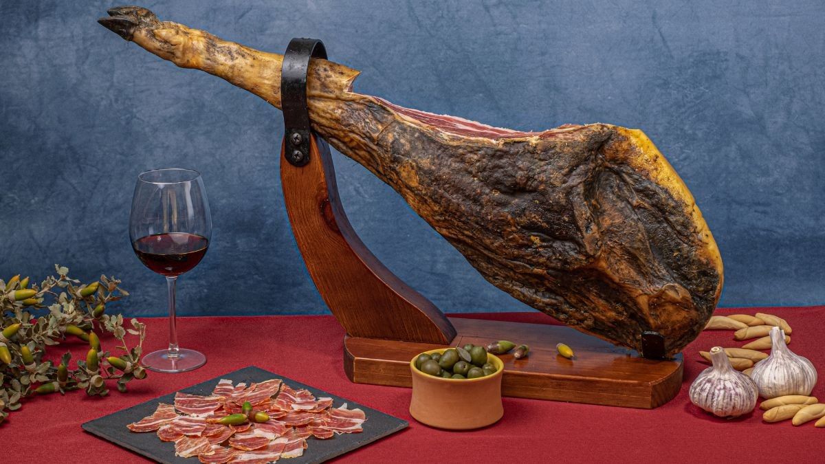 Un jamón serrano en una mesa con otros alimentos