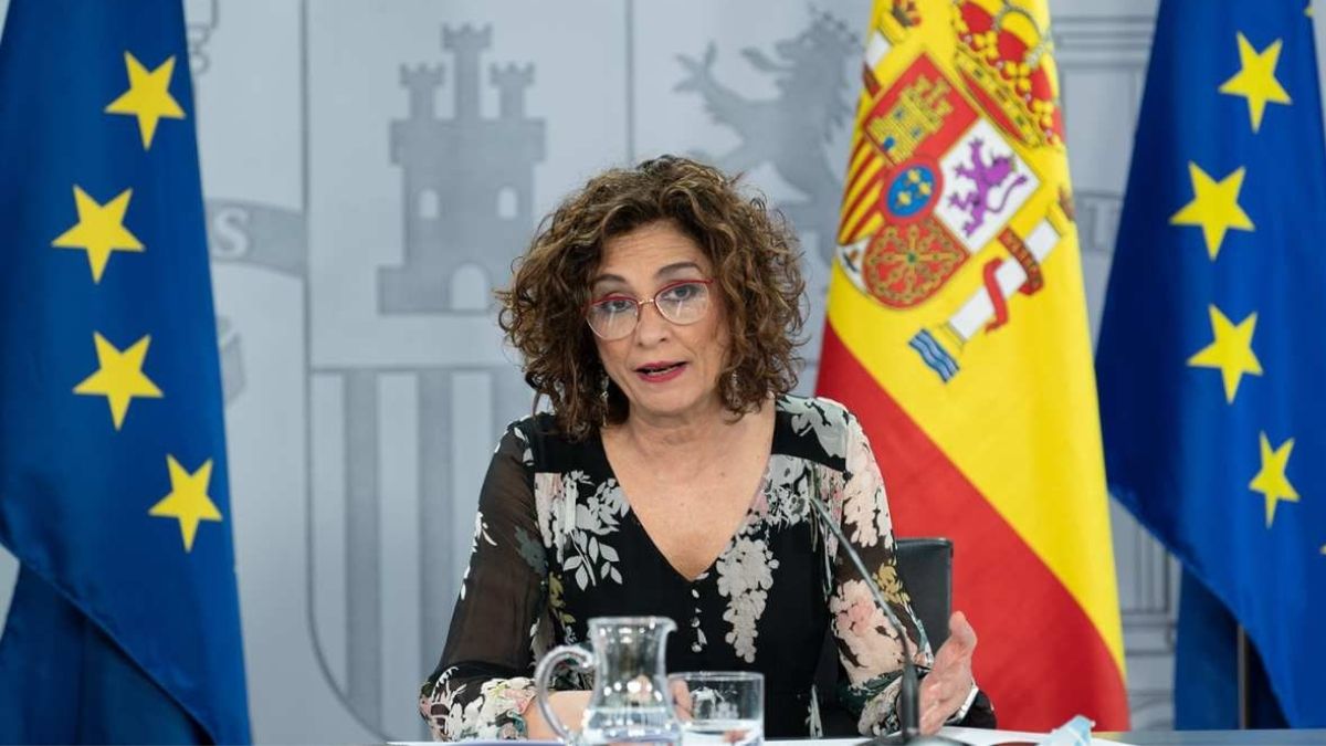 La ministra de Hacienda, María Jesús Montero, junto a varias banderas