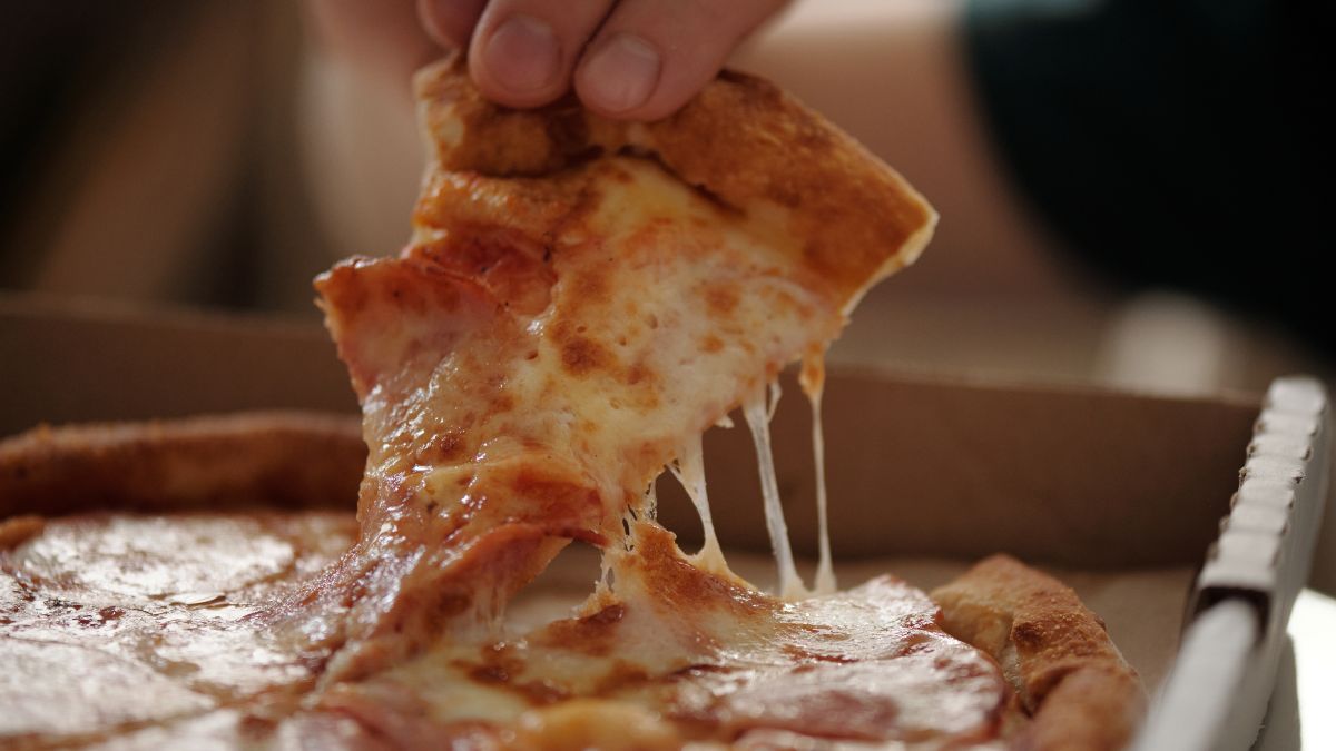 Cogiendo un trozo de pizza