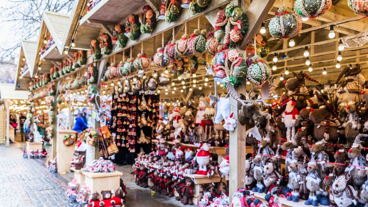 Un mercado navideño con decoración de estas fechas