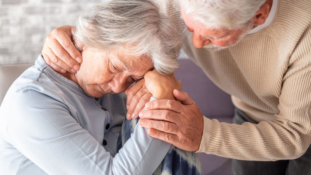 Un hombre consuela a una mujer