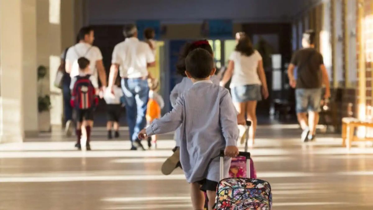 Padres y alumnos en un colegio