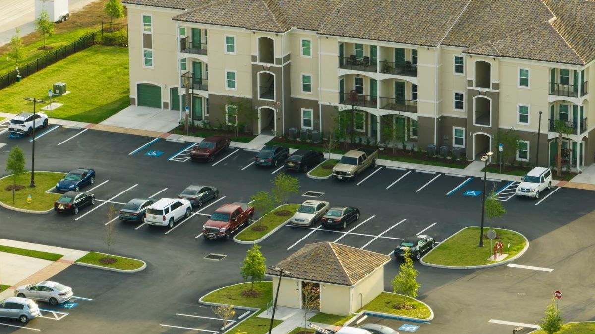 Plazas de garaje exteriores de un edificio