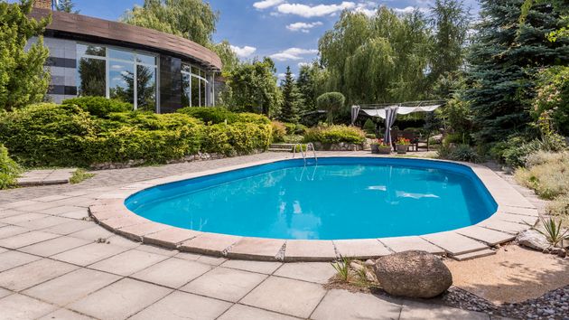 Pone en alquiler su casa con piscina dos semanas para sacar un dinero extra y acaba tardando años en recuperarla porque el inquilino la okupó