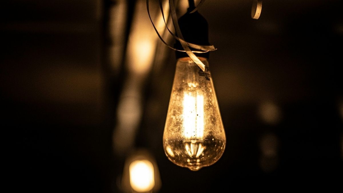 Una bombilla encendida