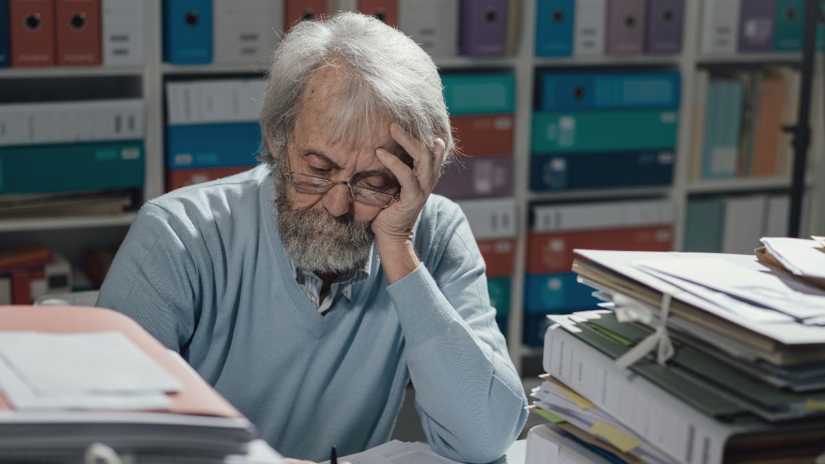 Un empleado mayor serio, en la oficina