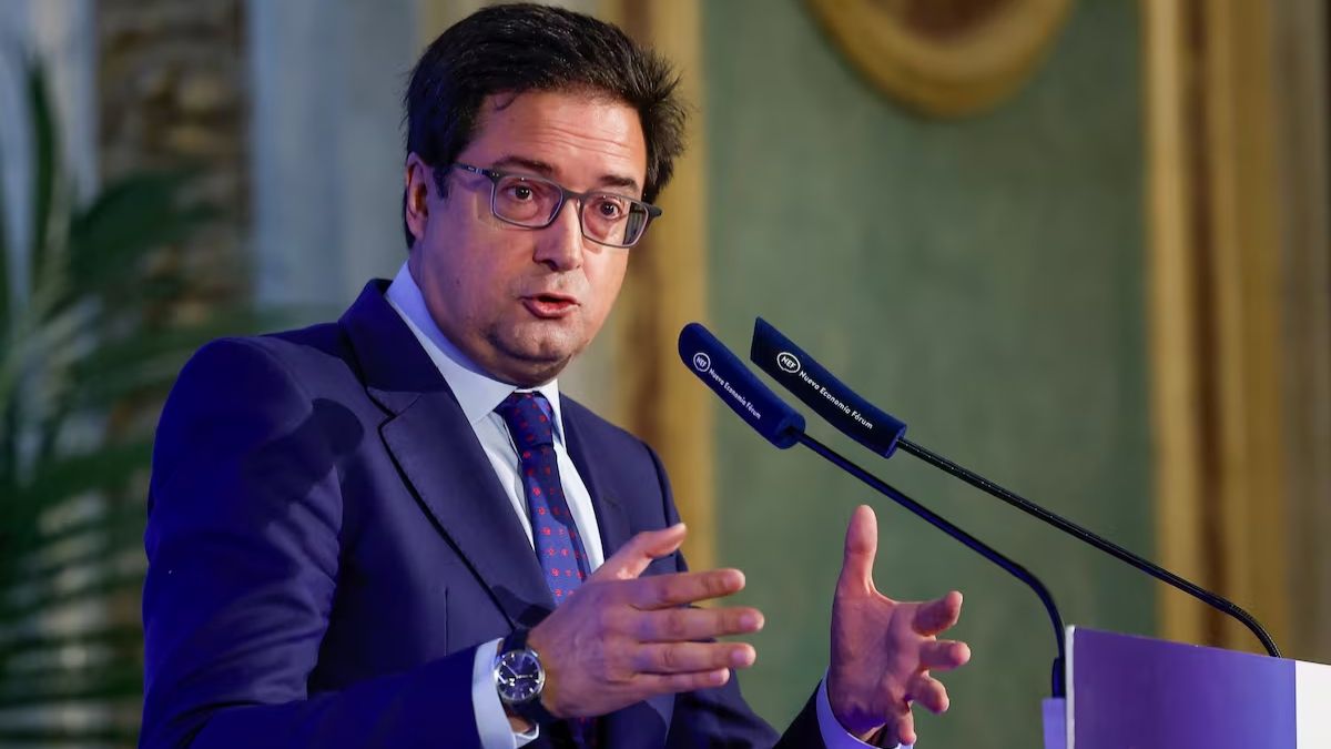 Ministro de Función Pública, Óscar López, durante una comparecencia