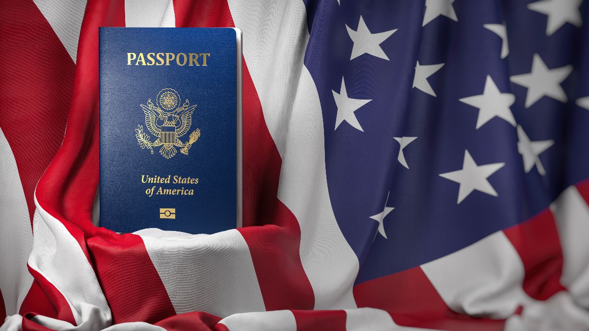 un pasaporte de estados unidos y la bandera