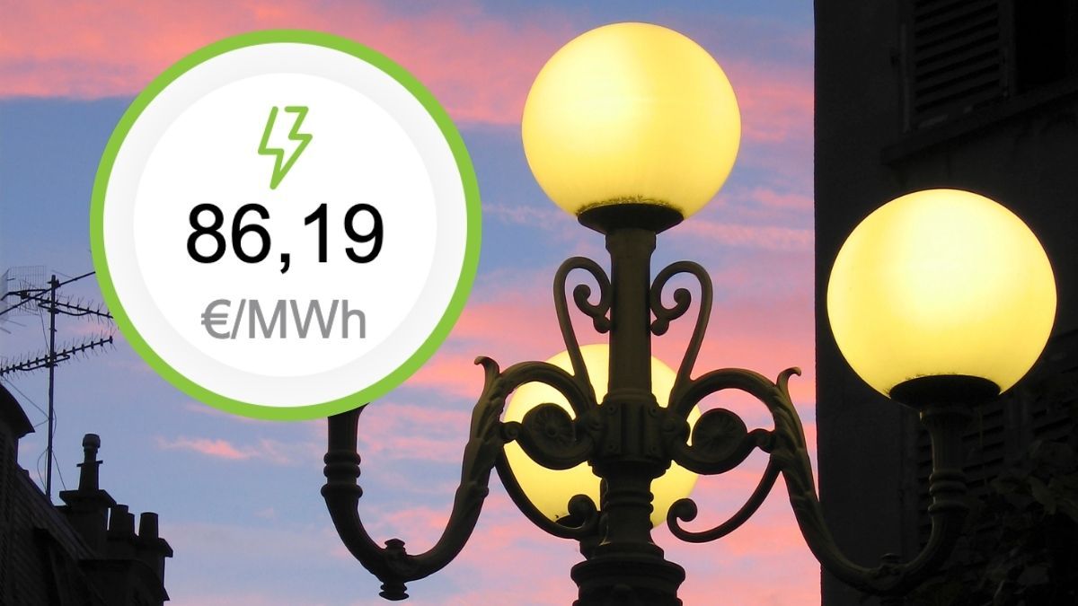 Una farola encendida durante el atardecer