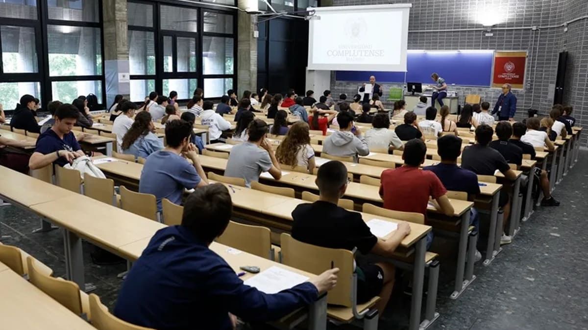 Estudiantes asisten a una clase en la Universidad Complutense de Madrid.