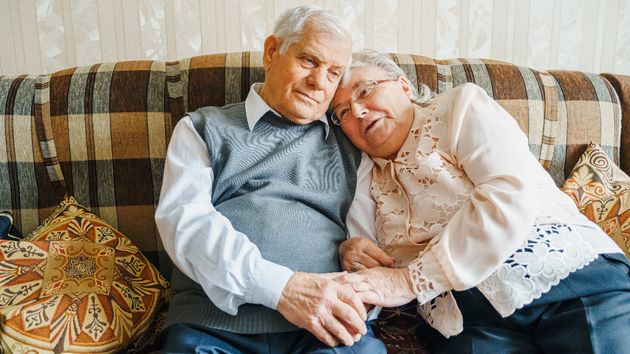 Una pareja de ancianos de más de 80 años, al borde del desahucio tras donar su vivienda a su hija adoptiva: quiso echarlos para poder venderla