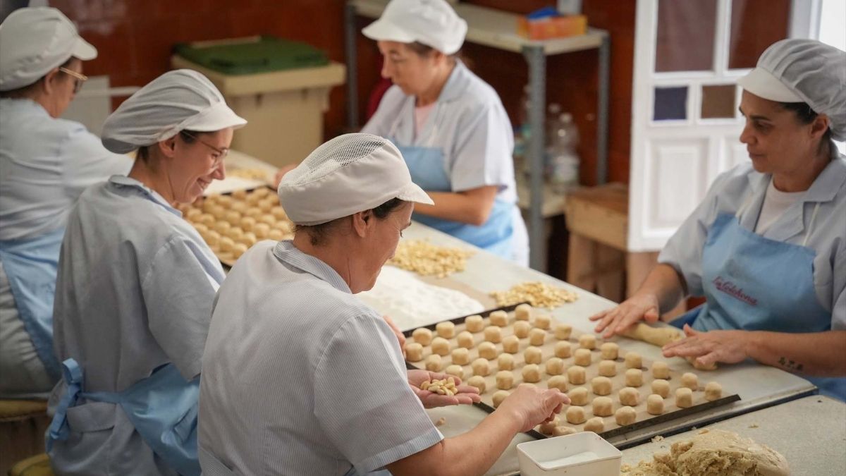 Varias trabajadoras del sector de los mantecados en su puesto de trabajo