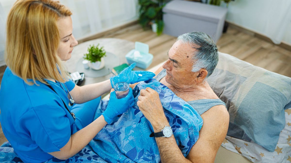 Una enfermera cuidando a una persona mayor