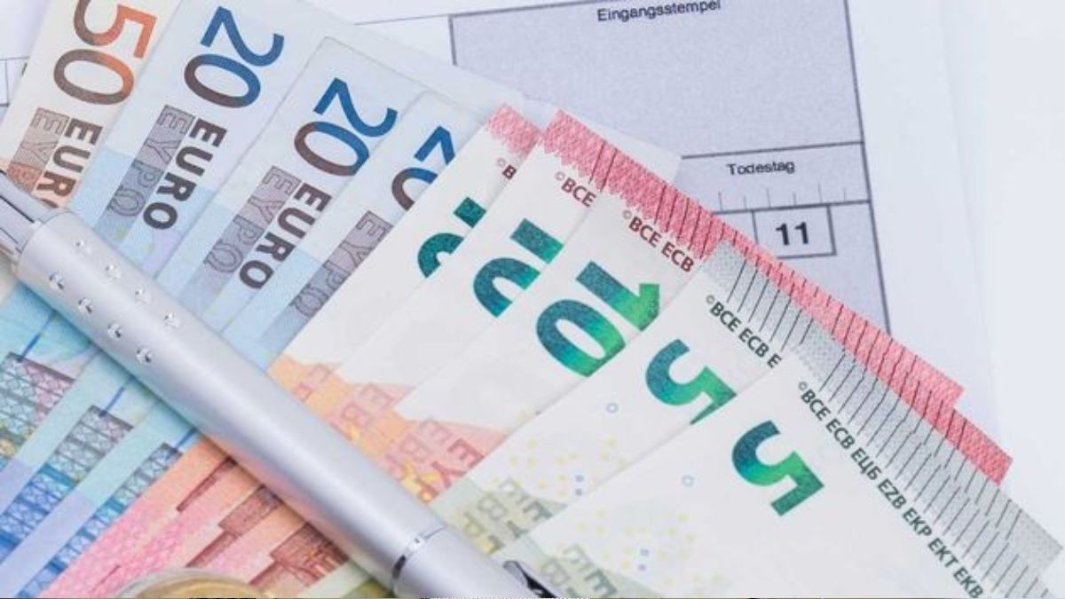 Billetes de euros sobre un formulario