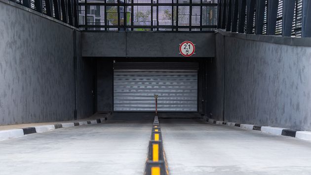 Una comunidad de vecinos aprueba cerrar la rampa del garaje tras varios robos y una vecina se niega porque afecta a su plaza: la justicia avala las obras por seguridad