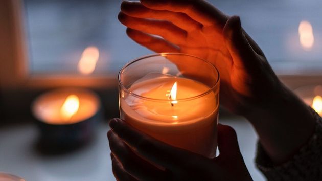 El motivo que hace peligroso encender velas por la noche, según los expertos