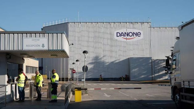 Danone busca personal que quiera trabajar con sueldos de hasta 2.800 euros, contrato indefinido y teletrabajo