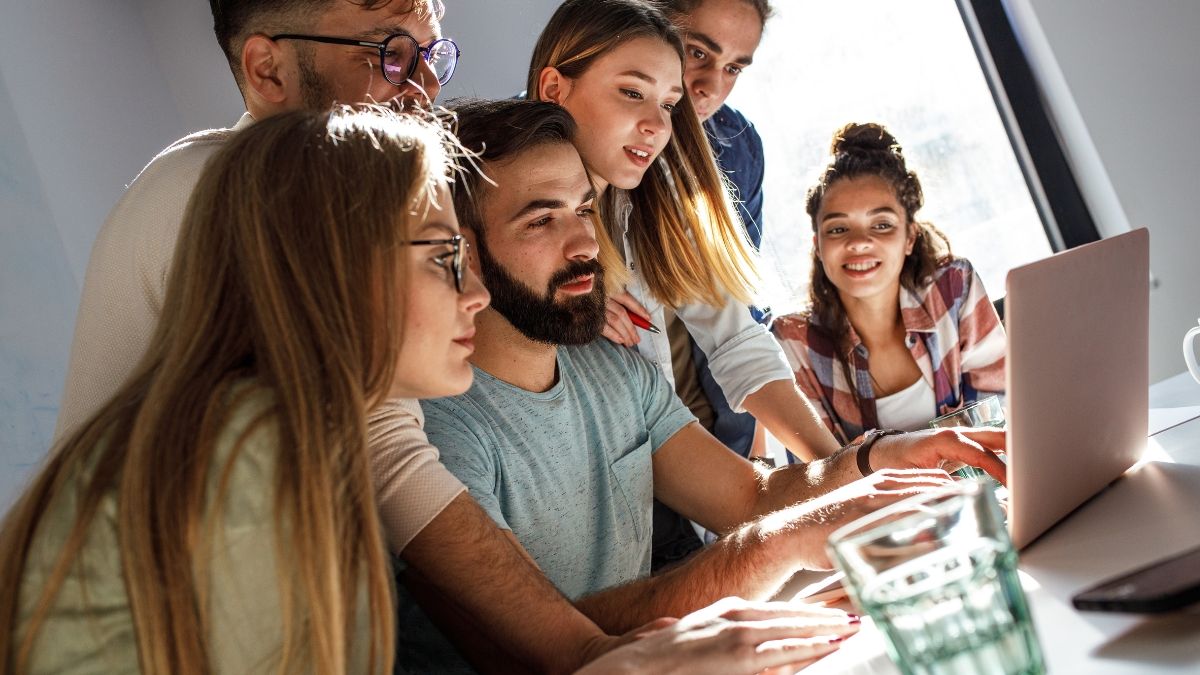 Un grupo de jóvenes mirando el ordenador