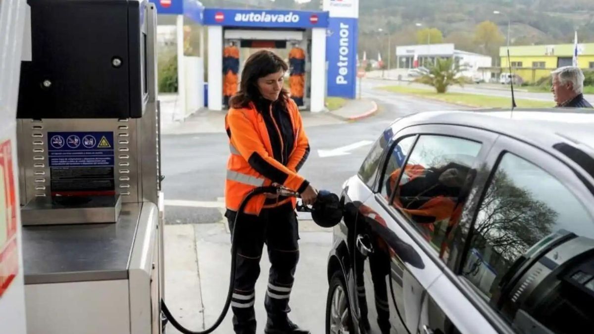 Una trabajadora de gasolinera