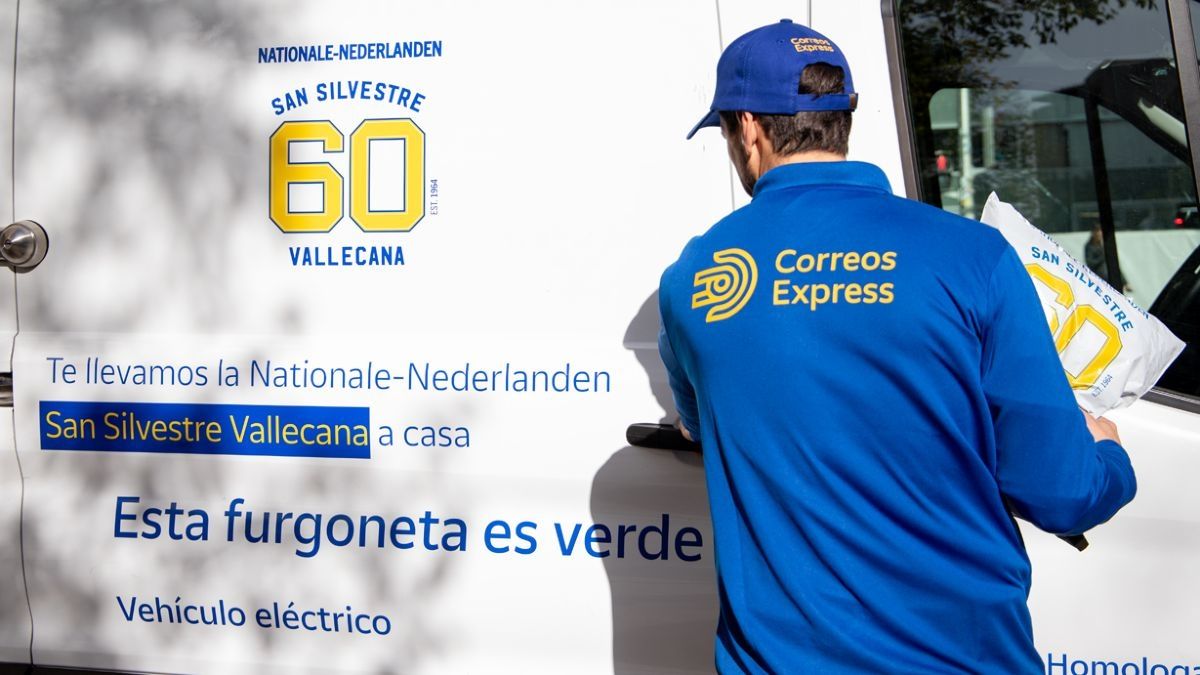 Un trabajador de Correos en reparto de paquetes