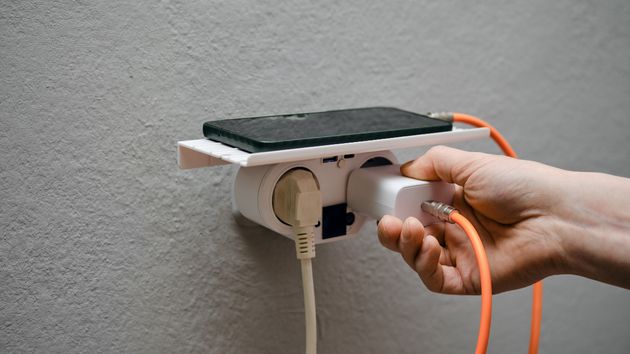 Mucha gente comete este error con el cargador de su teléfono que provoca que la factura de luz se dispare rápidamente