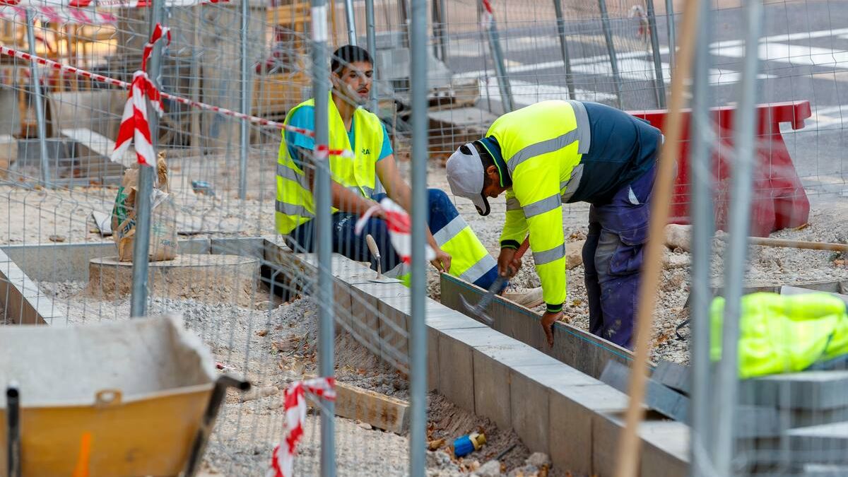 unos obreros trabajando en la construcción