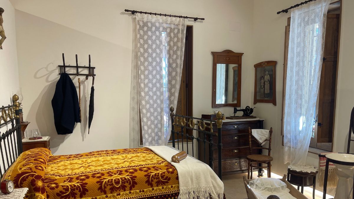 una habitación con muebles antiguos