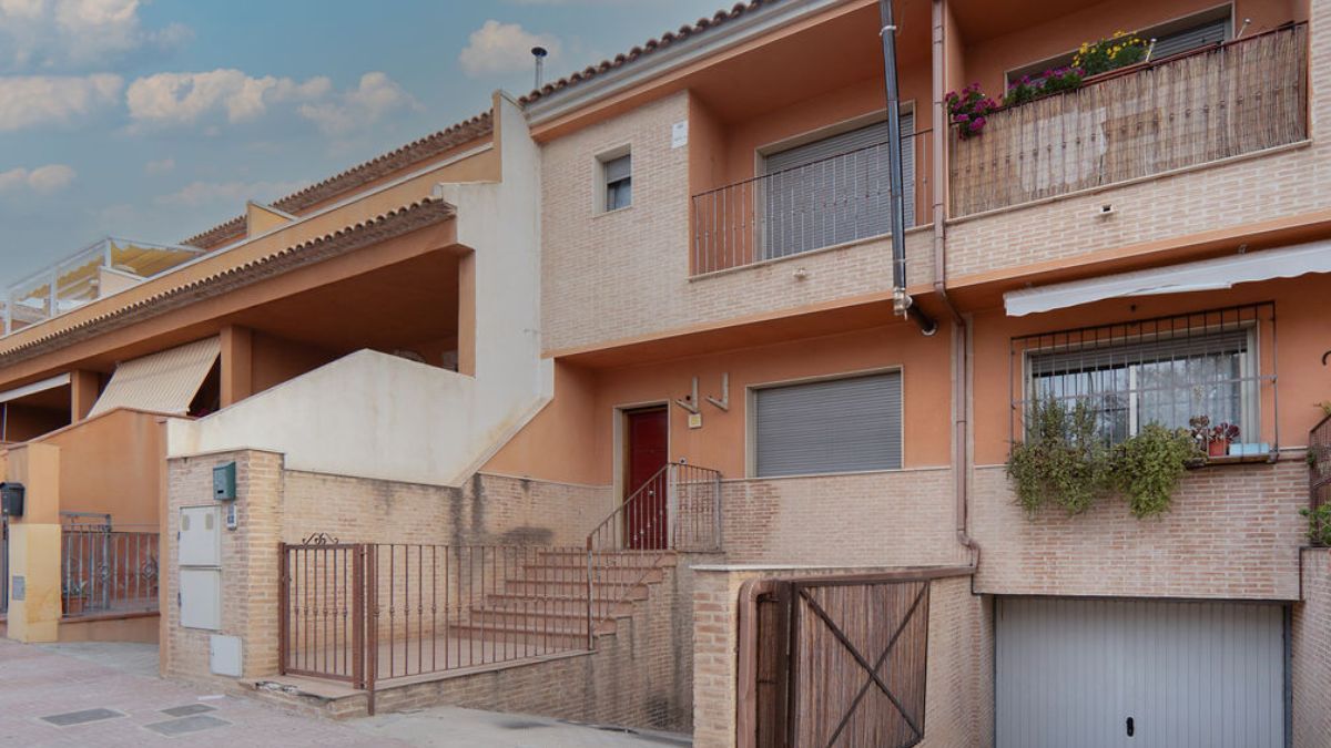 Fachada de un chalet a la venta de Solvia 