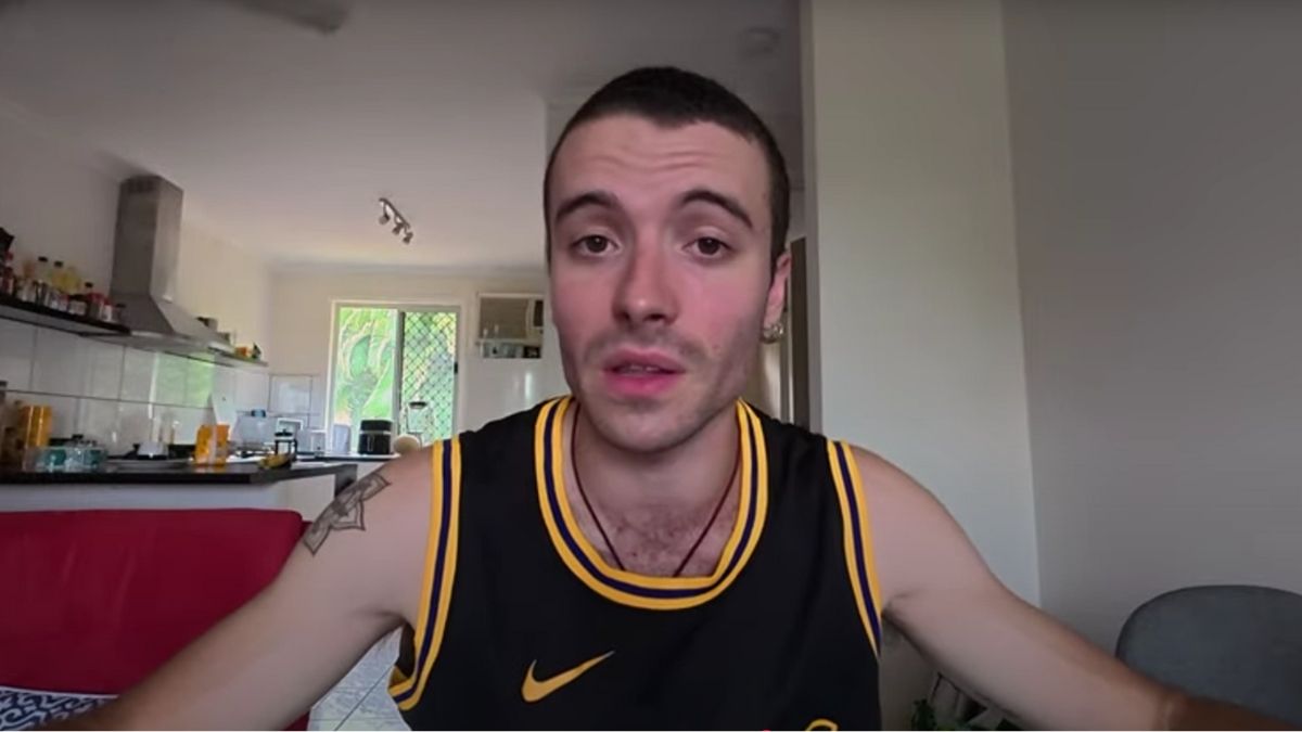 Ann Maiki durante su vídeo de Youtube