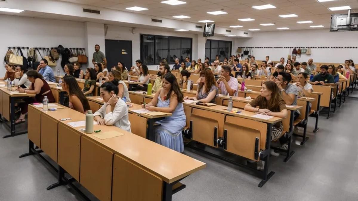 Opositores a la espera de realizar el examen