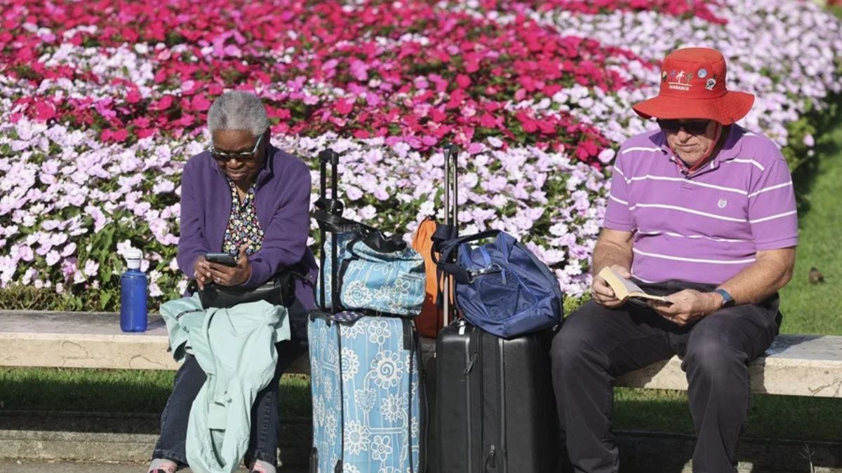 Dos personas mayores sentadas en un banco