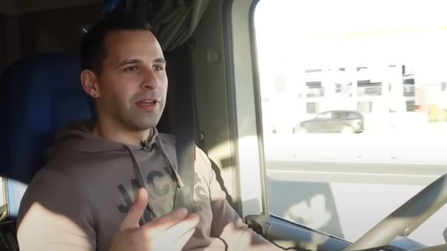 Laur, camionero, sobre el futuro del transporte: “Para ganar 1.700 euros tengo que estar 12 horas al volante; los jóvenes no quieren esto; se gana poco y estás siempre fuera de casa"