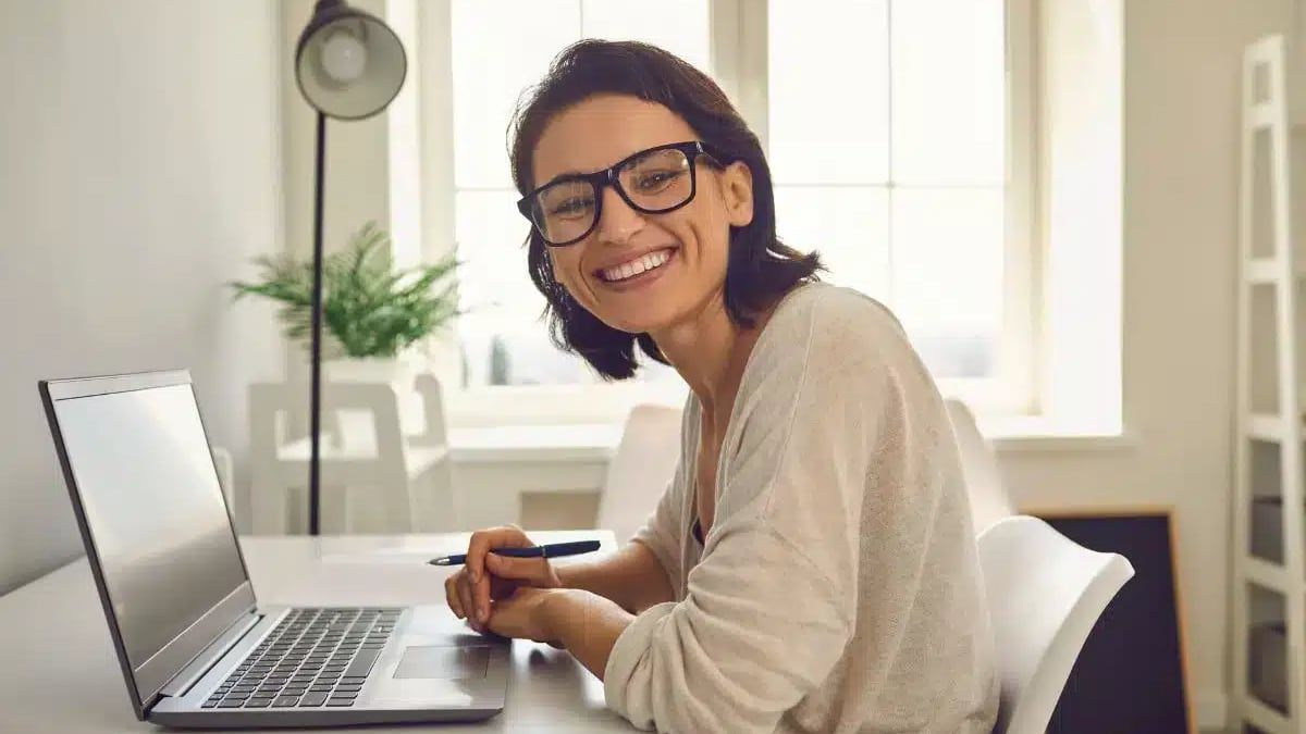 Una mujer feliz trabajando desde casa