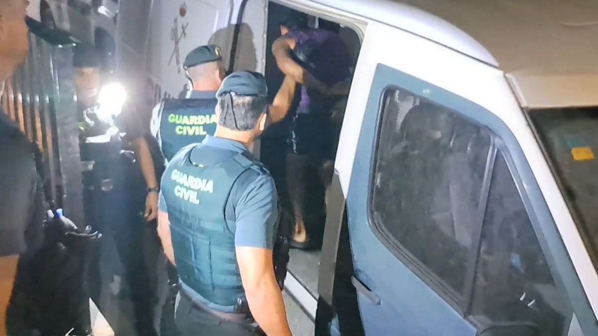 Guardia Civil deteniendo a unas personas