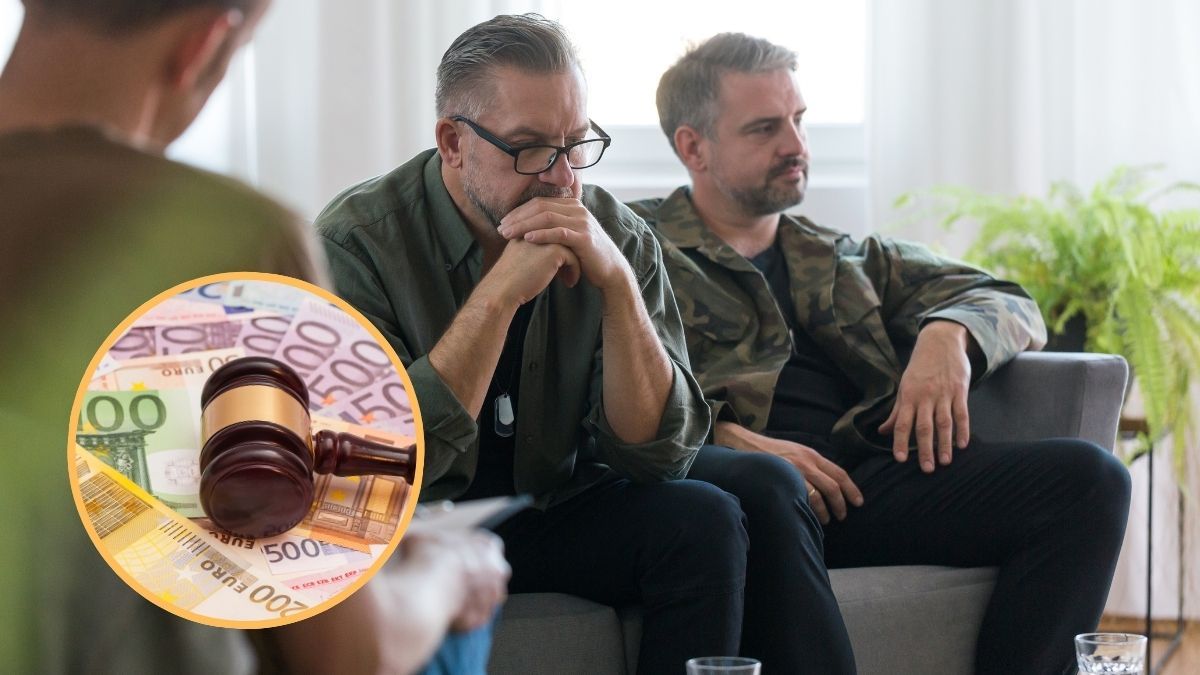 Dos hombre preocupados junto a un mazo de juez con billetes de euro 