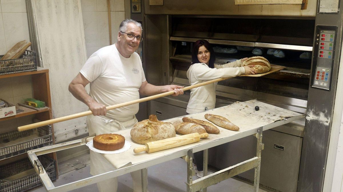 Unos autónomos con su negocio de panadería
