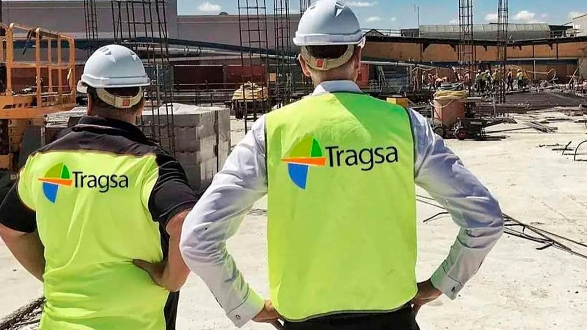 Dos trabajadores de Tragsa mirando una obra