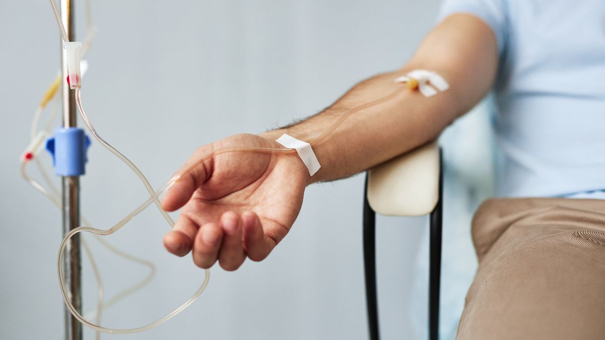 Un hombre recibiendo tratamiento por vía intravenosa