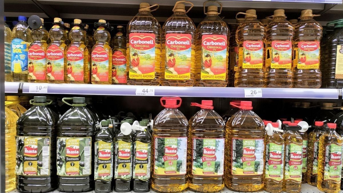 Botellas de aceite de oliva en un lineal de supermercado