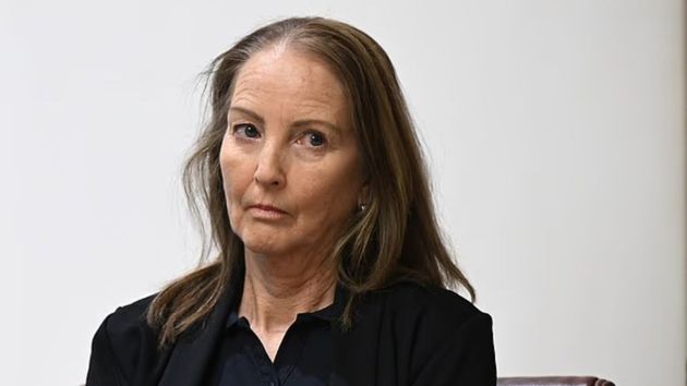 Una cajera se rompe al ser despedida después de 25 años en el mismo banco: “sin darme cuenta, entrené a la IA que me ha quitado el trabajo”