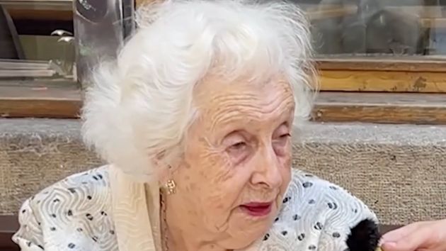 Jubilados mayores de 80 años hablan claro sobre sus mayores errores: “Me arrepiento de no haber estado con mi madre. No pude, y eso me pesa todos los días”