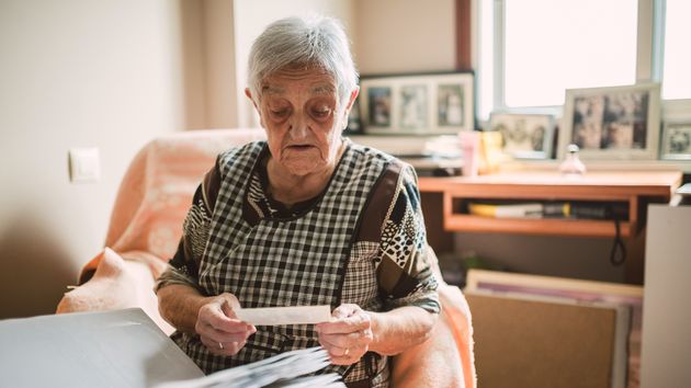 Una abuela excluye a sus dos nietas del testamento por abandonarla y no preocuparse por ella: la justicia lo valida y se quedan sin herencia