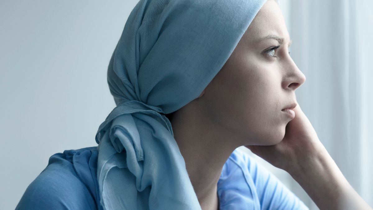 Una mujer con cáncer, mirando por la ventana